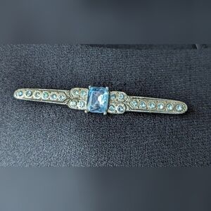 🩵 vintage style bar pin silver tone blue glass in center unsigned brooch